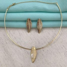 BRINCO FOLHA TEXTURIZADA BANHADO A OURO