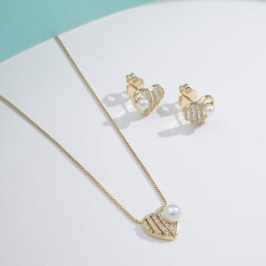 BRINCO PÉROLA CORAÇÃO DETALHE ZIRCÔNIA BANHADO A OURO