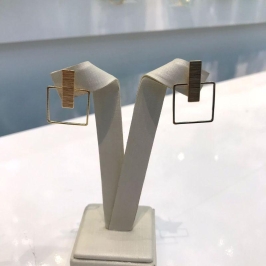 BRINCO QUADRADO CHAPINHA BANHADO A OURO