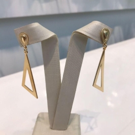 BRINCO TRIANGULAR BANHADO A OURO