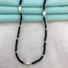 COLAR CRISTAIS NEGROS PÉROLA DE ÁGUA DOCE BANHADO A OURO