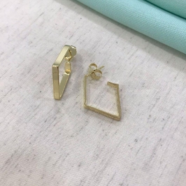 ARGOLA GEOMÉTRICA BANHADO A OURO