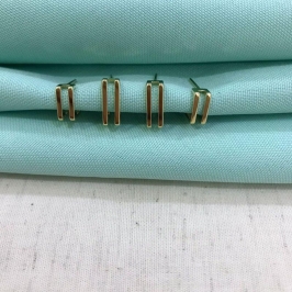 DUPLA ARGOLA QUADRADA BANHADO A OURO