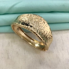 BRACELETE MARTELADO BANHADO A OURO