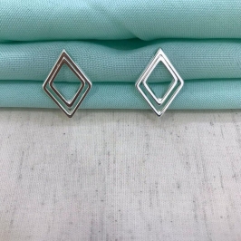 BRINCO DUPLO GEOMÉTRICO BANHADO A PRATA