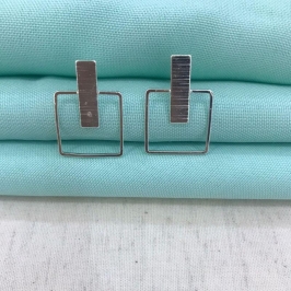 BRINCO QUADRADO FOSCO BANHADO A PRATA