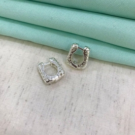 ARGOLA QUADRADA TAM M BANHADO A PRATA