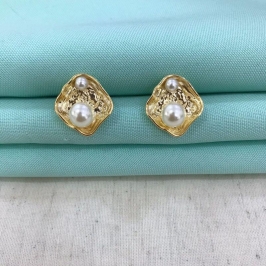 BRINCO PÉROLA ORGÂNICO BANHADO A OURO