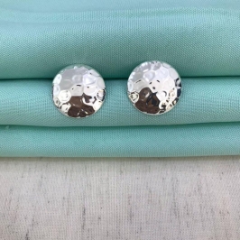 BRINCO BOTÃO ORGÂNICO BANHADO A PRATA