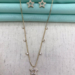 BRINCO DE ESTRELA VAZADO EM ZIRCÔNIA BANHADO A OURO