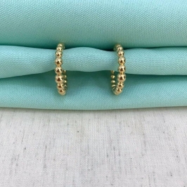 BRINCO DE ARGOLA DETALHE MIN ESFERA BANHADO A OURO