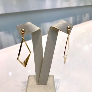 BRINCO GEOMÉTRICO BANHADO A OURO