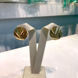 BRINCO REDONDO DESIGN AMASSADO BANHADO A OURO