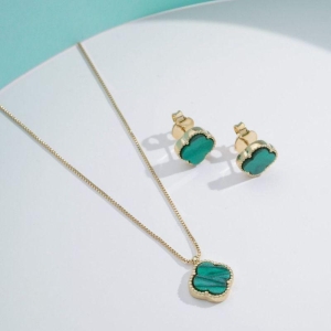 BRINCO TREVO VERDE JEWELRY BANHADO A OURO