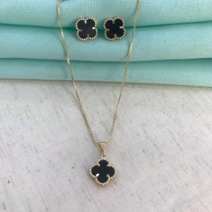 COLAR TREVO CRISTAL PRETO BANHADO A OURO