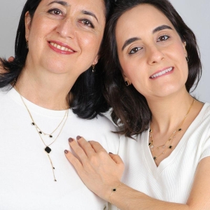 COLAR TREVO PRETO E PONTO DE LUZ BANHADO A OURO