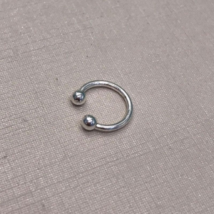 FAKE PIERCING LISO BANHADO A PRATA