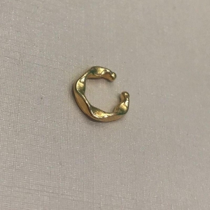 FAKE PIERCING TORCIDO BANHADO A OURO