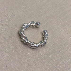 FAKE PIERCING TORCIDO BANHADO A PRATA