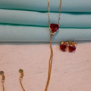 GRAVATINHA CORAÇÃO RUBI BANHADO A OURO