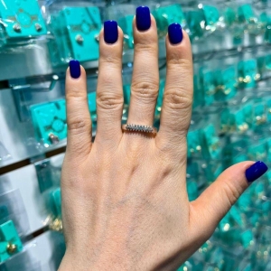 MEIA ALIANÇA CRAVEJADA EM MICRO ZIRCÔNIA BANHADO A PRATA