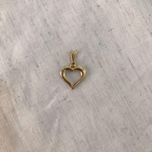 PINGENTE CORAÇÃO VAZADO BANHADO A OURO