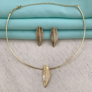 PINGENTE FOLHA BANHADO A OURO