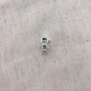 PINGENTE MENINO ZIRCÔNIA COLORIDA BANHADO A PRATA