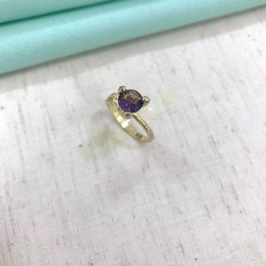 ANEL SOLITÁRIO ZIRCÔNIA LILÁS BANHADO A OURO