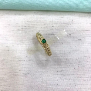 ANEL TEXTURIZADO ZIRCÔNIA VERDE BANHADO A OURO