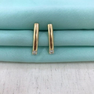 BRINCO TUBO PONTO DE LUZ ZIRCÔNIA BANHADO A OURO