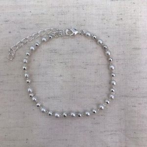PULSEIRA DE PÉROLA E ESFERA BANHADO A PRATA