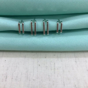 DUPLA ARGOLA QUADRADA BANHADO A OURO