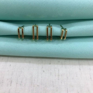 DUPLA ARGOLA QUADRADA BANHADO A OURO