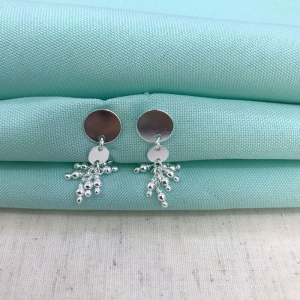 BRINCO CHUVEIRINHO DE ESFERAS BANHADO A PRATA