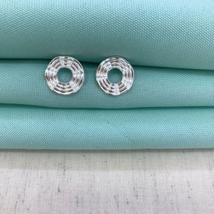 BRINCO ENTRELAÇOS BANHADO A PRATA