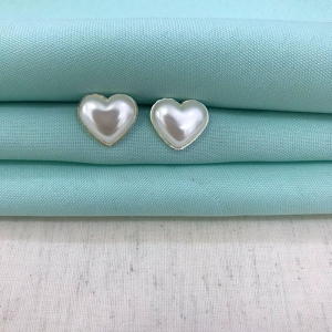 BRINCO PÉROLA CORAÇÃO TAM G BANHADO A PRATA