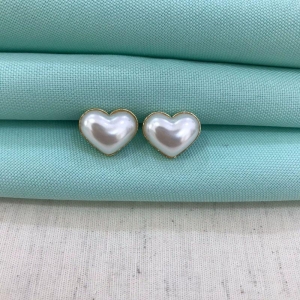 BRINCO PÉROLA CORAÇÃO TAM M BANHADO A OURO