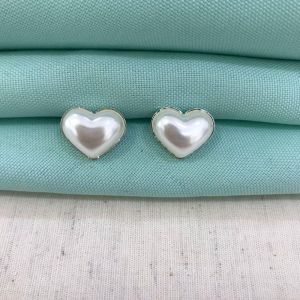 BRINCO PÉROLA CORAÇÃO TAM M BANHADO A PRATA