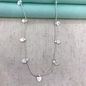 CHOKER CORAÇÃO MEDALHAS BANHADO A PRATA