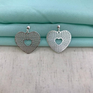 BRINCO CORAÇÃO RENDA BANHADO A PRATA