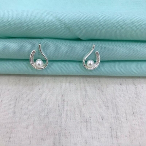 BRINCO DE PÉROLA DETALHE ZIRCÔNIA BANHADO A PRATA