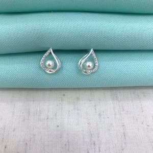 BRINCO PÉROLA GOTA DETALHE ZIRCÔNIA BANHADO A PRATA