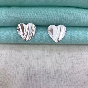 CORAÇÃO DESIGN AMASSADO BANHADO A PRATA