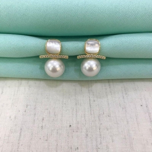 ARGOLA MADREPÉROLA ZIRCÔNIA BANHADO A OURO