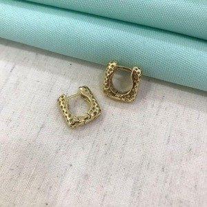 ARGOLA QUADRADA TAM M BANHADO A OURO