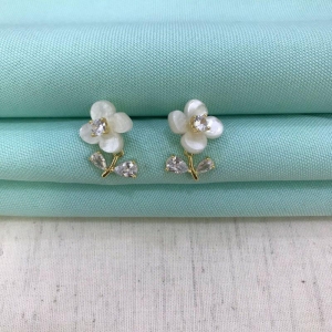 BRINCO FLOR MADREPÉROLA ZIRCÔNIA BANHADO A OURO