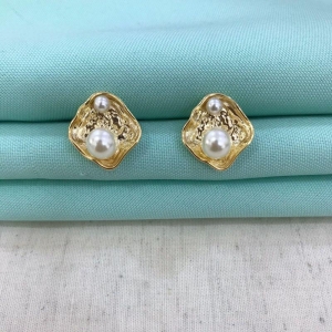 BRINCO PÉROLA ORGÂNICO BANHADO A OURO