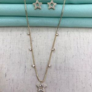 BRINCO DE ESTRELA VAZADO EM ZIRCÔNIA BANHADO A OURO