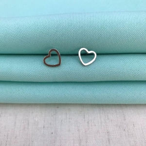 CORAÇÃO VAZADO TAM G BANHADO A PRATA